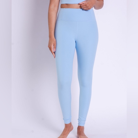 Girlfriend collective rib set in light blue - Picture 2 of 8